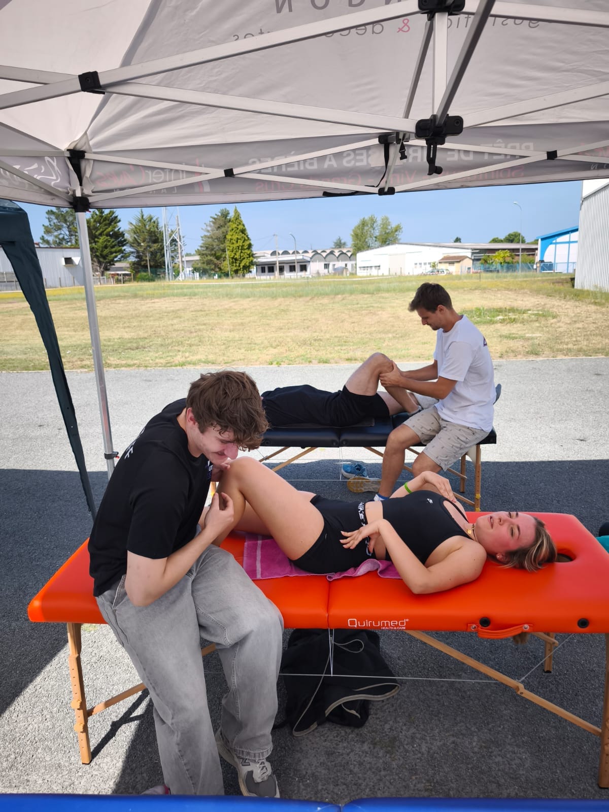 Équipe de masseurs sur place pour les athlètes de l'Avenir Fitness Cup à Langon