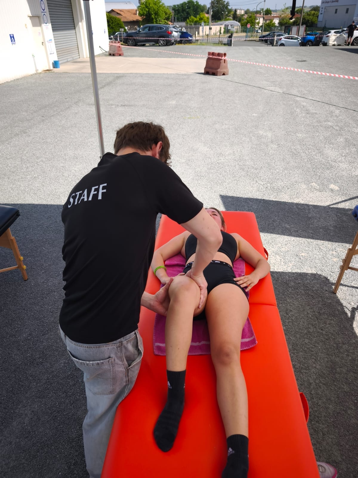 Massage de récupération pour un athlète lors du 7 Minutes Chrono à Langon