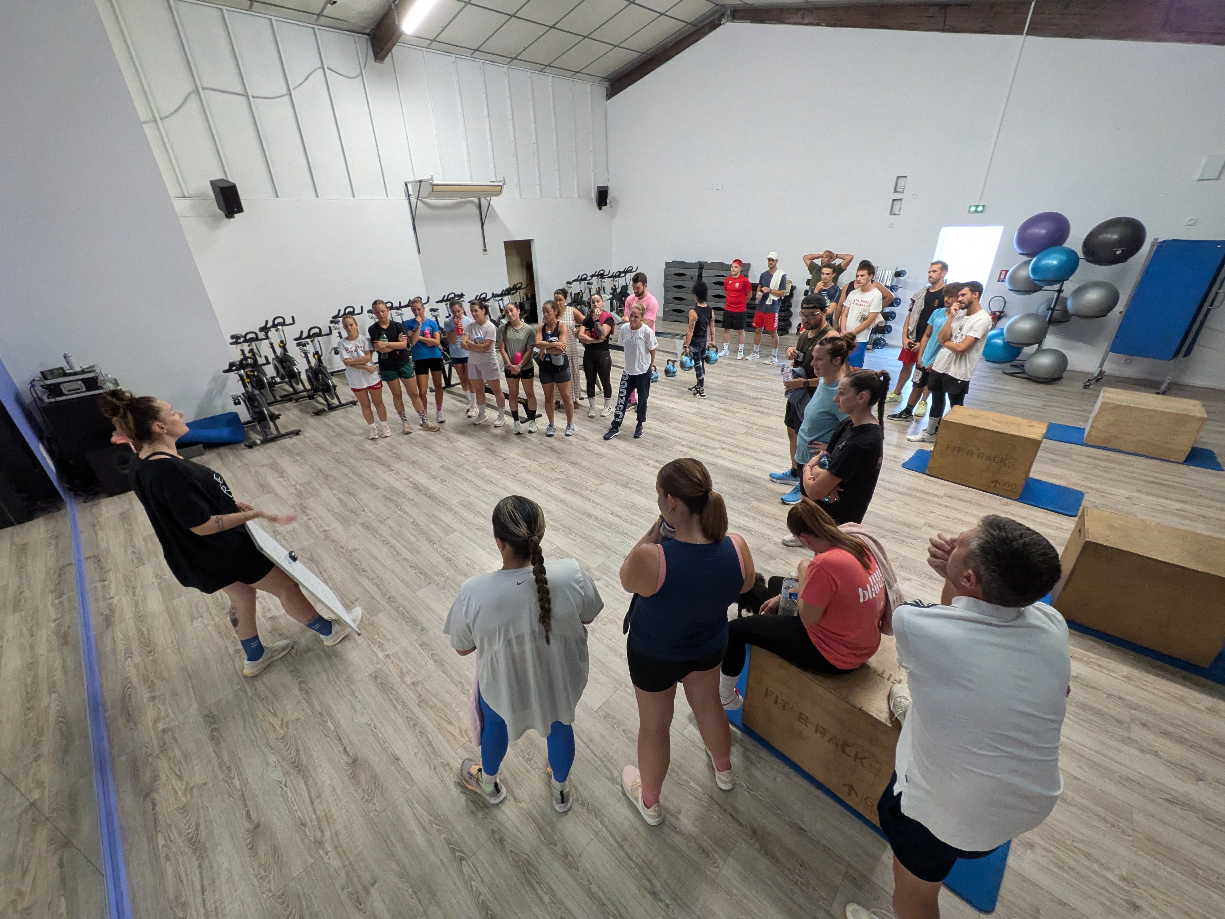 Marion Marascalchi présente le circuit cardio au Stade Langonnais Handball chez Avenir Fitness