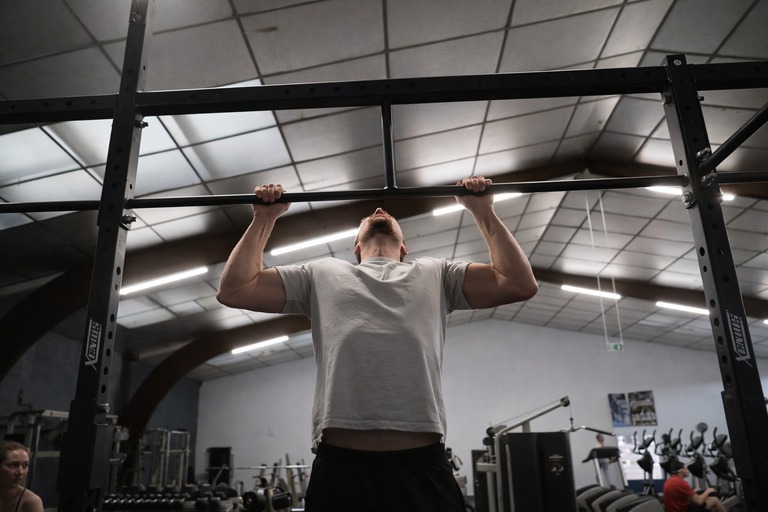 Julian s'entraînant aux anneaux chez Avenir Fitness