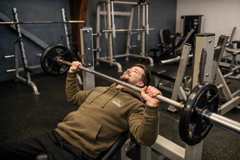 Julian à l'entraînement de musculation chez Avenir Fitness